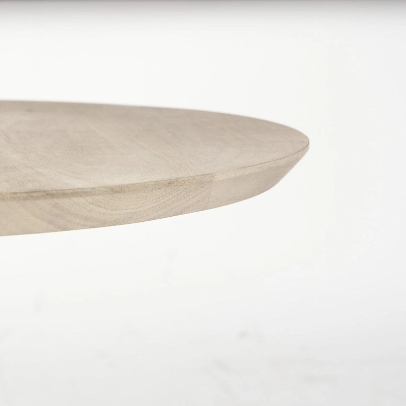 Table d'appoint décorative sur pied avec détails sculptés, 61H x 51L x 51P