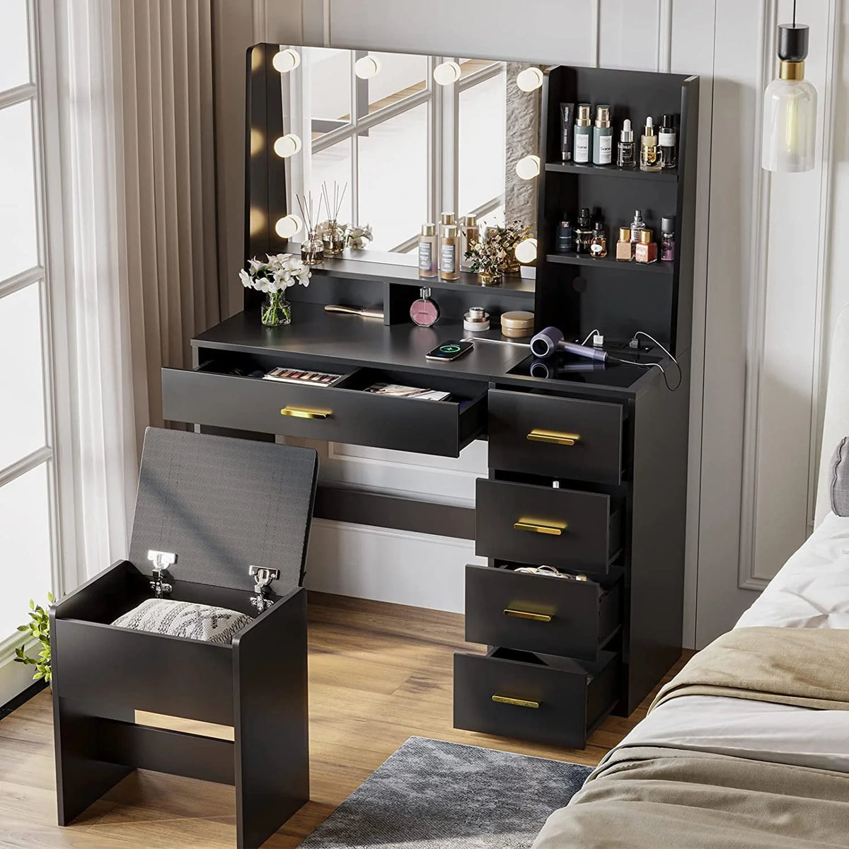 Coiffeuse noire avec lumières, station de recharge et tabouret rembourré, table de maquillage moderne avec tiroirs visibles et étagères de rangement ouvertes pour femmes et filles