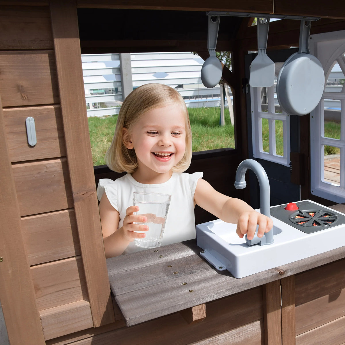 COCLUB Maison de jeu d’extérieur, Maison de jeu en bois pour enfants et tout-petits, Grande maison de jeu avec banc/Clôture/Cuisine/Plaque nominative/Téléphone factice, Jouet d’extérieur cadeau pour filles et garçons à partir de 3 ans, (62,99 l × 67,32 L)