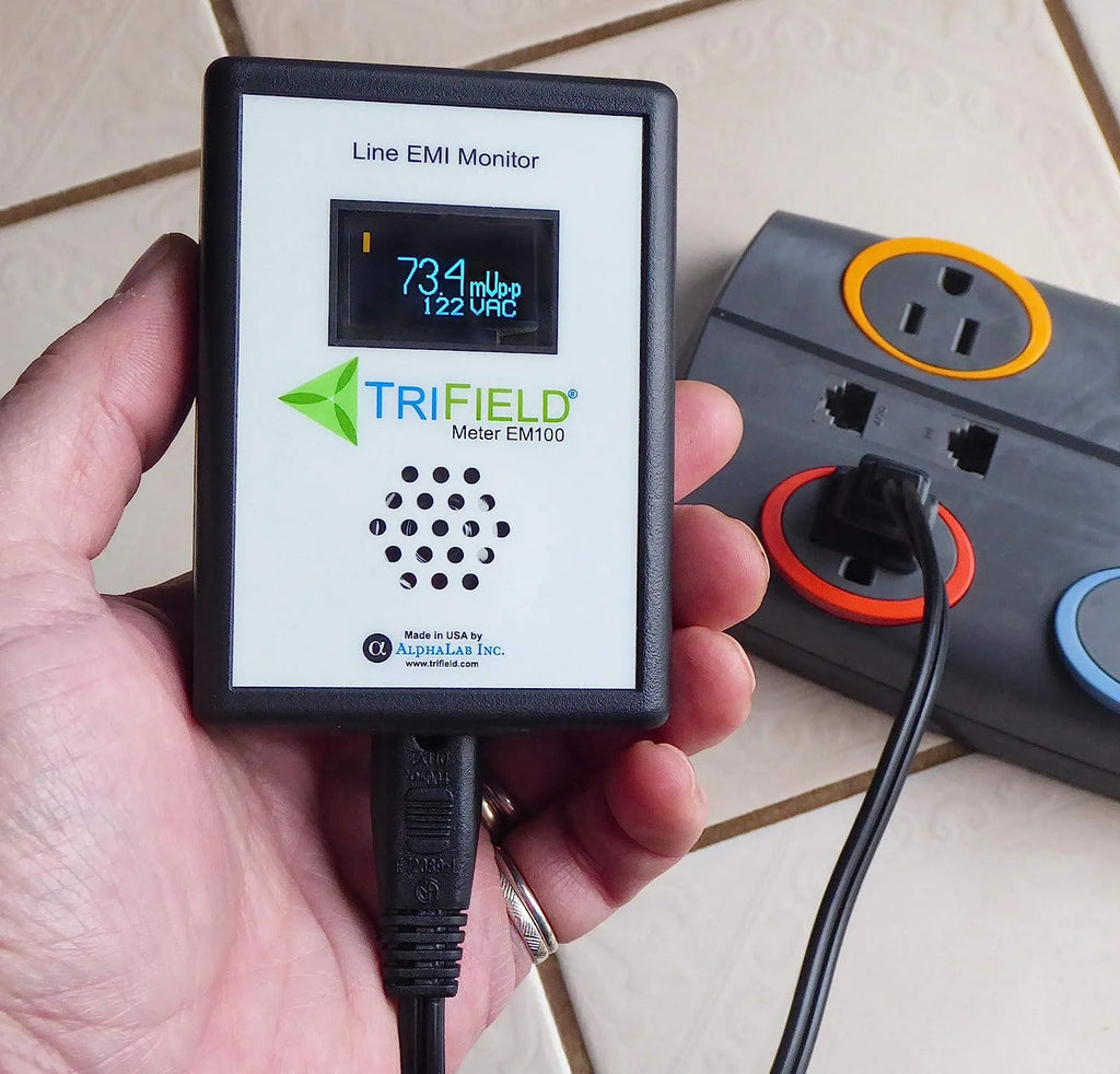 Compteur d’électricité polluée par Trifield - Modèle EM100 - Analyseur de bruit électromagnétique sur les lignes électriques - Surveillez la qualité de l’électricité chez vous, au bureau ou dans votre commerce - Fabriqué aux États-Unis par Alphalab, Inc.