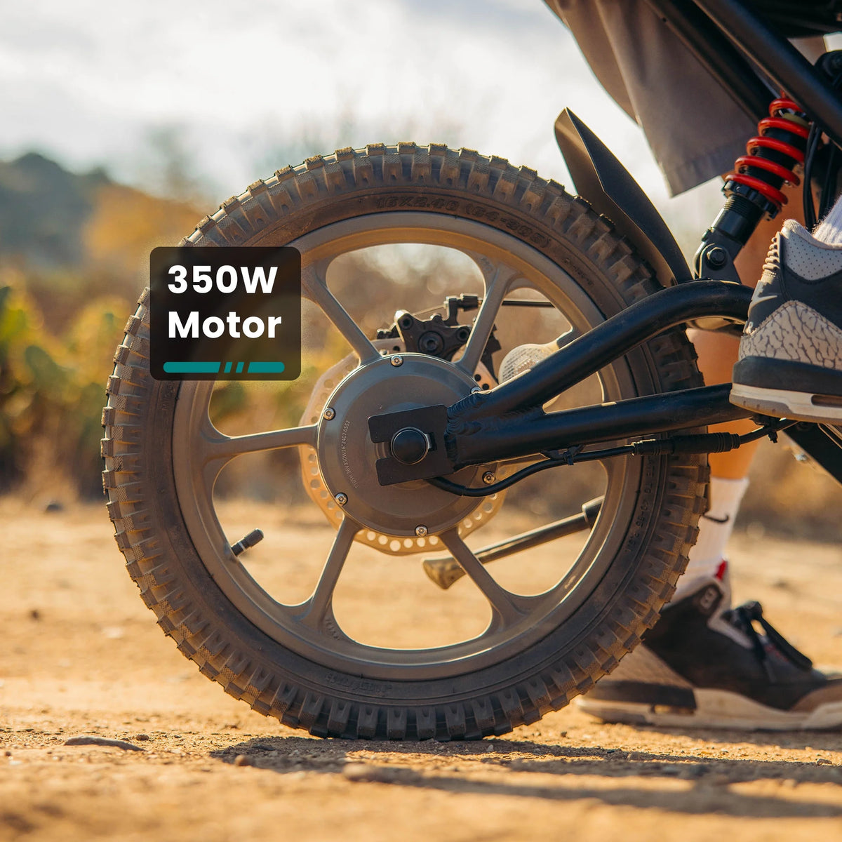 GOTRAX Fitz16 Moto tout-terrain électrique pour enfants à partir de 8 ans, moteur de 350 W, pneus tout-terrain de 16 pouces, double suspension, vitesse de 15,5 mi/h, autonomie de 16 mi, phare à DEL, noire