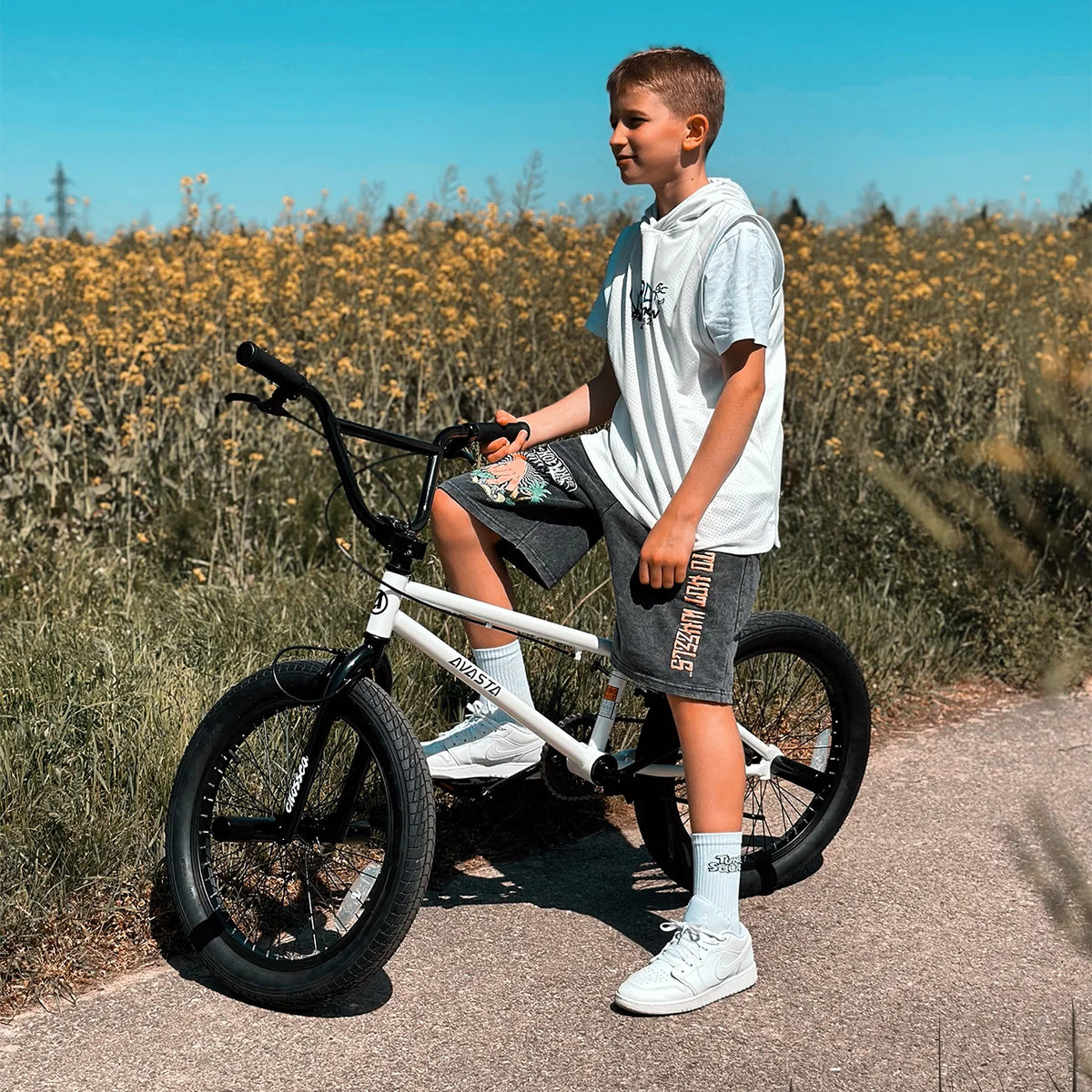 cubsala 20 Vélo BMX Freestyle pour enfants de 6 à 14 ans, garçons et filles, avec 4 cales, noir avec pneus rouges