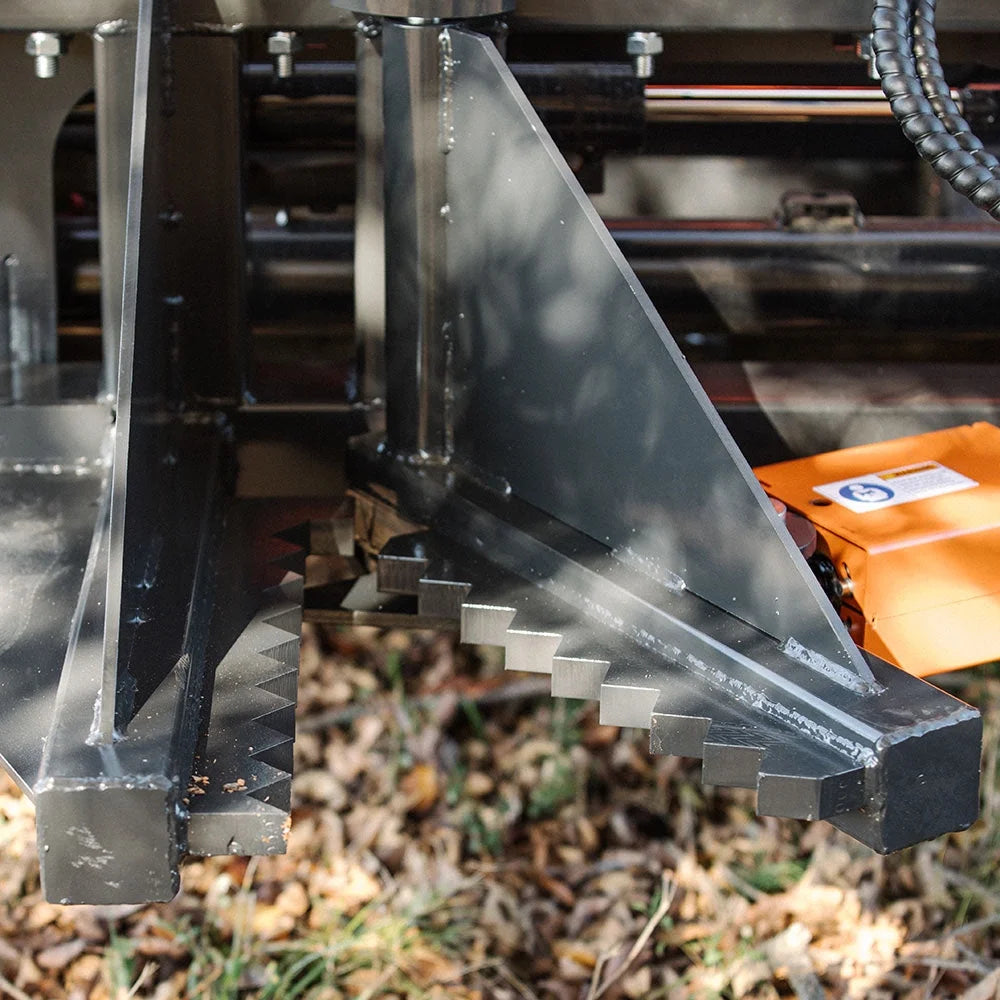 Accessoires Titan : extracteur de poteaux et d'arbres pour chargeuse compacte et tracteur niveleur