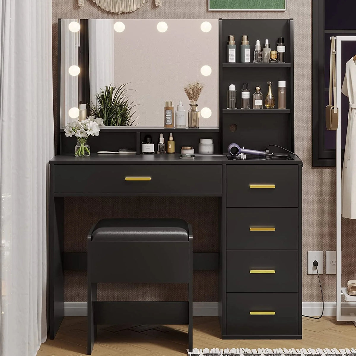 Coiffeuse noire avec lumières, station de recharge et tabouret rembourré, table de maquillage moderne avec tiroirs visibles et étagères de rangement ouvertes pour femmes et filles