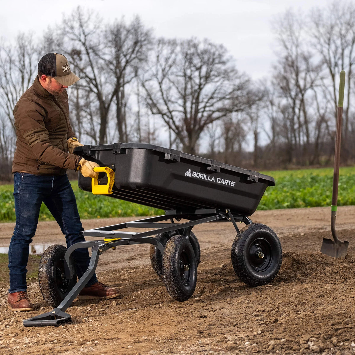Chariot à benne Gorilla Carts en poly de 12 pi³, avec dispositif de dégagement rapide, capacité de 1 600 lb, noir
