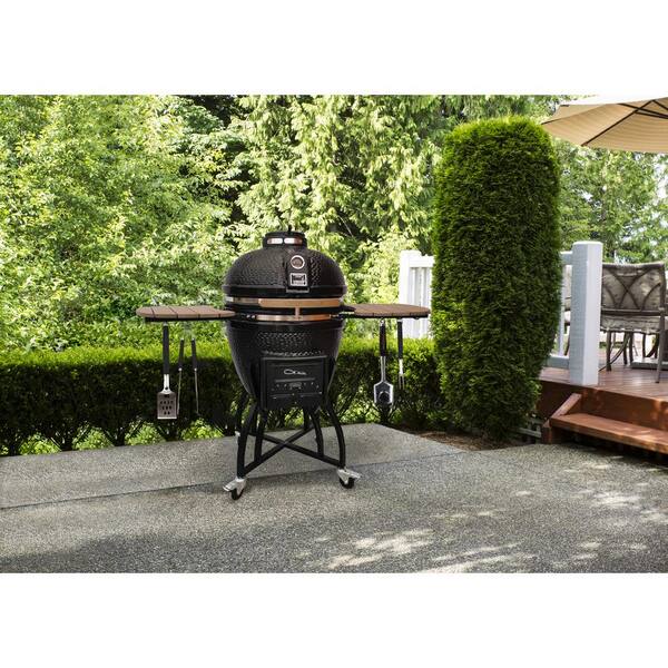 Barbecue à charbon en céramique Kamado Série S de 22 po, noir, avec couvercle, chariot, étagères latérales, deux grilles de cuisson et tiroir à cendres