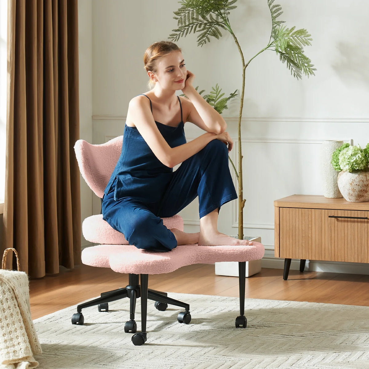 Chaise ergonomique pivotante pour position en tailleur Pinmoco, hauteur réglable et tissu bouclette, chaise de méditation et pour TDAH avec soutien dorsal, pour la maison et le bureau, blanc cassé