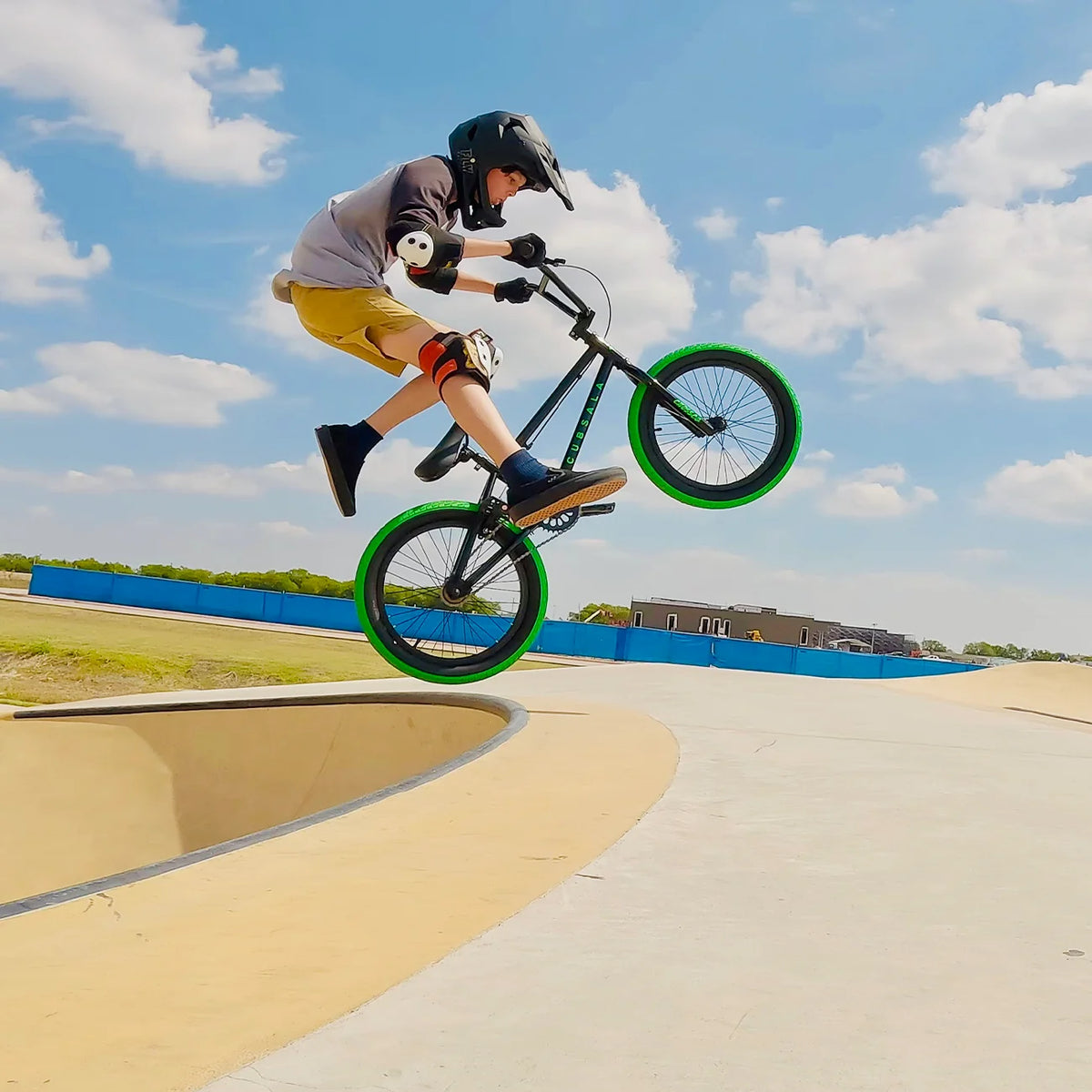 cubsala 20 Vélo BMX Freestyle pour enfants de 6 à 14 ans, garçons et filles, avec 4 cales, noir avec pneus rouges