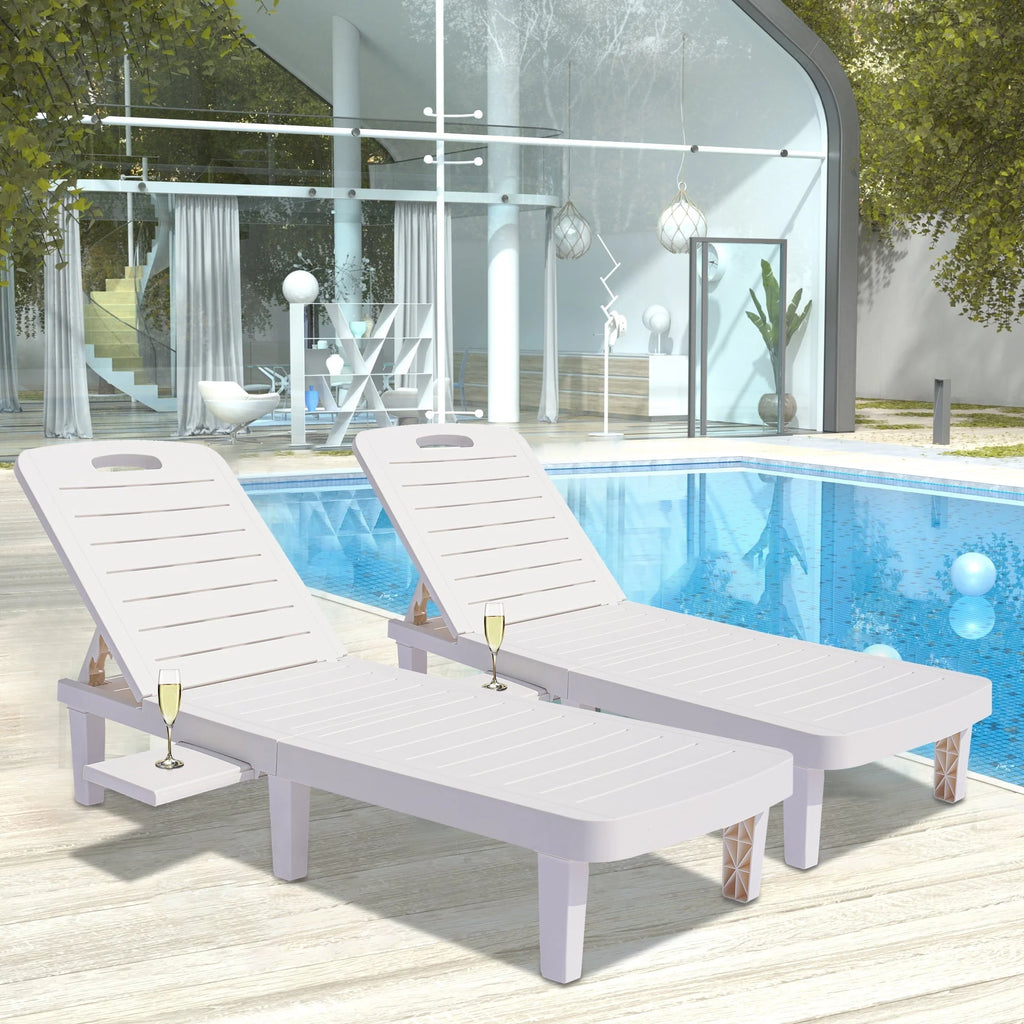 Lot de 2 fauteuils de jardin, chaise longue réglable avec table d’appoint, fauteuil inclinable d’extérieur pour bord de piscine, terrasse et jardin, design effet bois | Imperméable | Facile à monter | Poids max. 330 lb Blanc