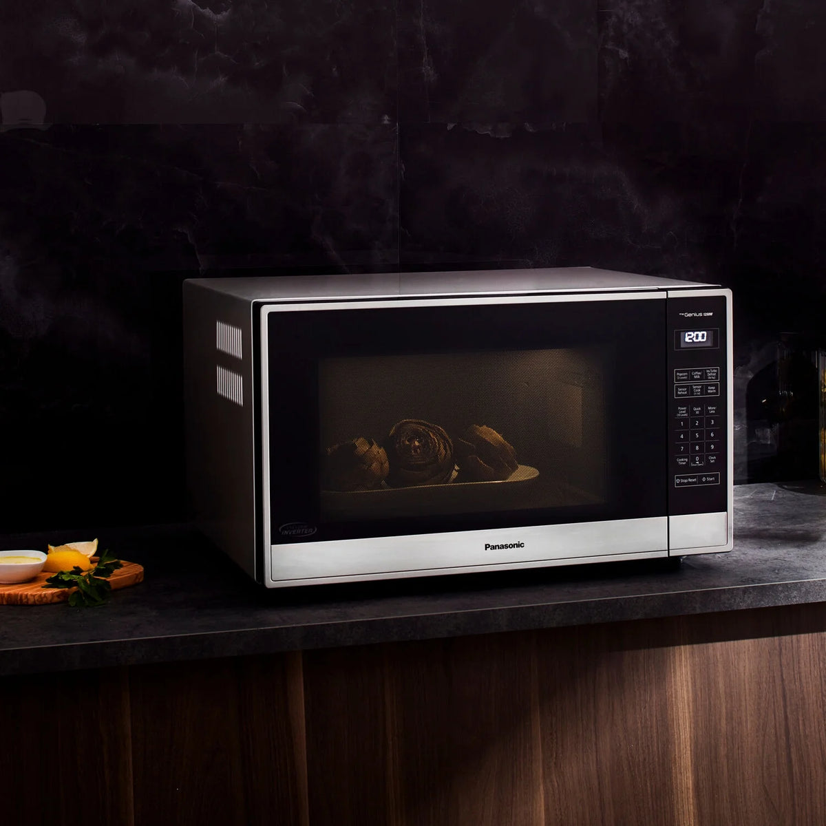 Panasonic 2,2 pi³ 1250 W Micro-ondes de comptoir avec technologie Inverter, Acier inoxydable NN-SN95HS