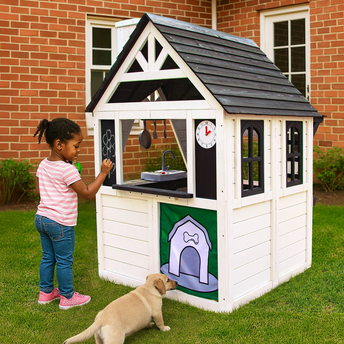 COCLUB Maison de jeu d’extérieur pour enfants de 4 à 8 ans, maison en bois avec sonnette, téléphone et jouets de cuisine, équipement de jeu extérieur pour enfants, maison pour filles (45L x 65H), blanc et noir
