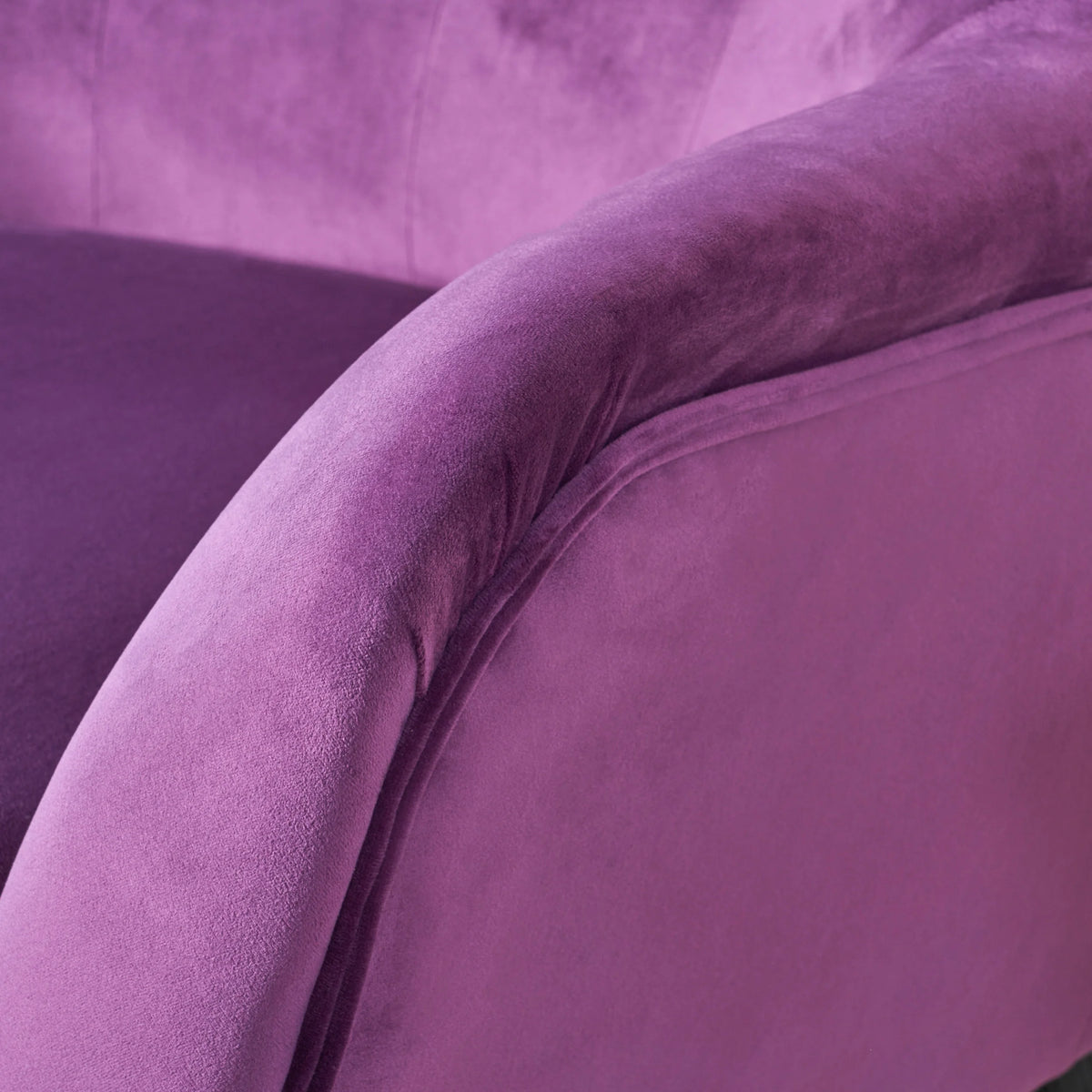 Fauteuil à oreilles en velours Noble House Simon, violet