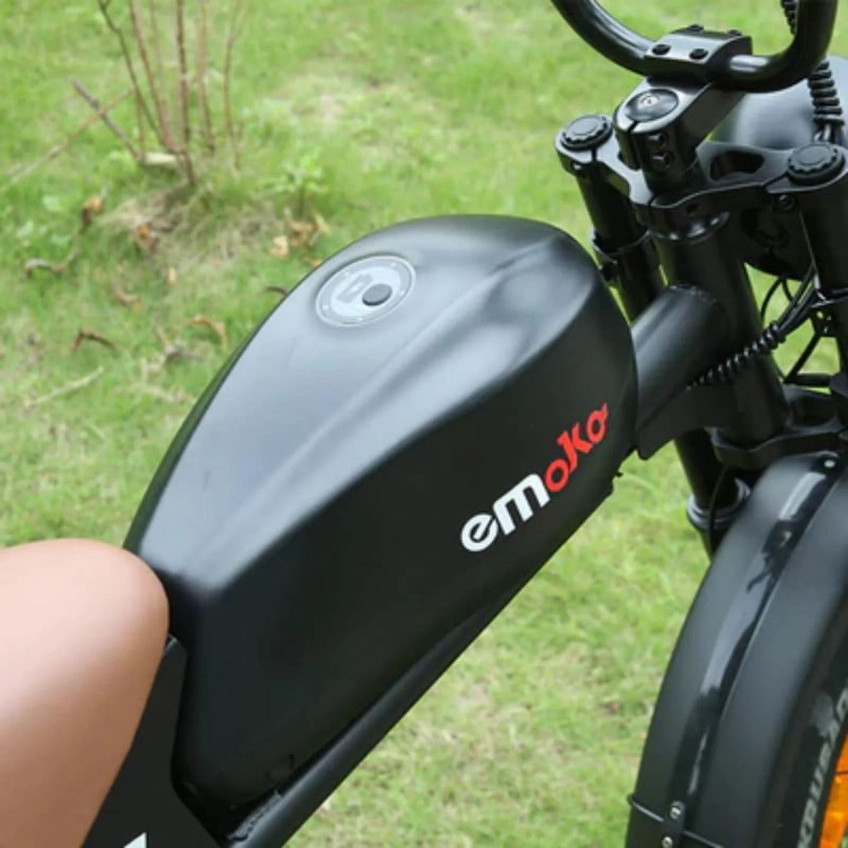 Vélo électrique EMOKO C93 - Double moteur 2000 W - Batterie amovible 23 Ah - Jusqu'à 100 km d'autonomie - Vitesses Shimano à 7 rapports - Frein hydraulique - Roues de 20 pouces, couleur bleue