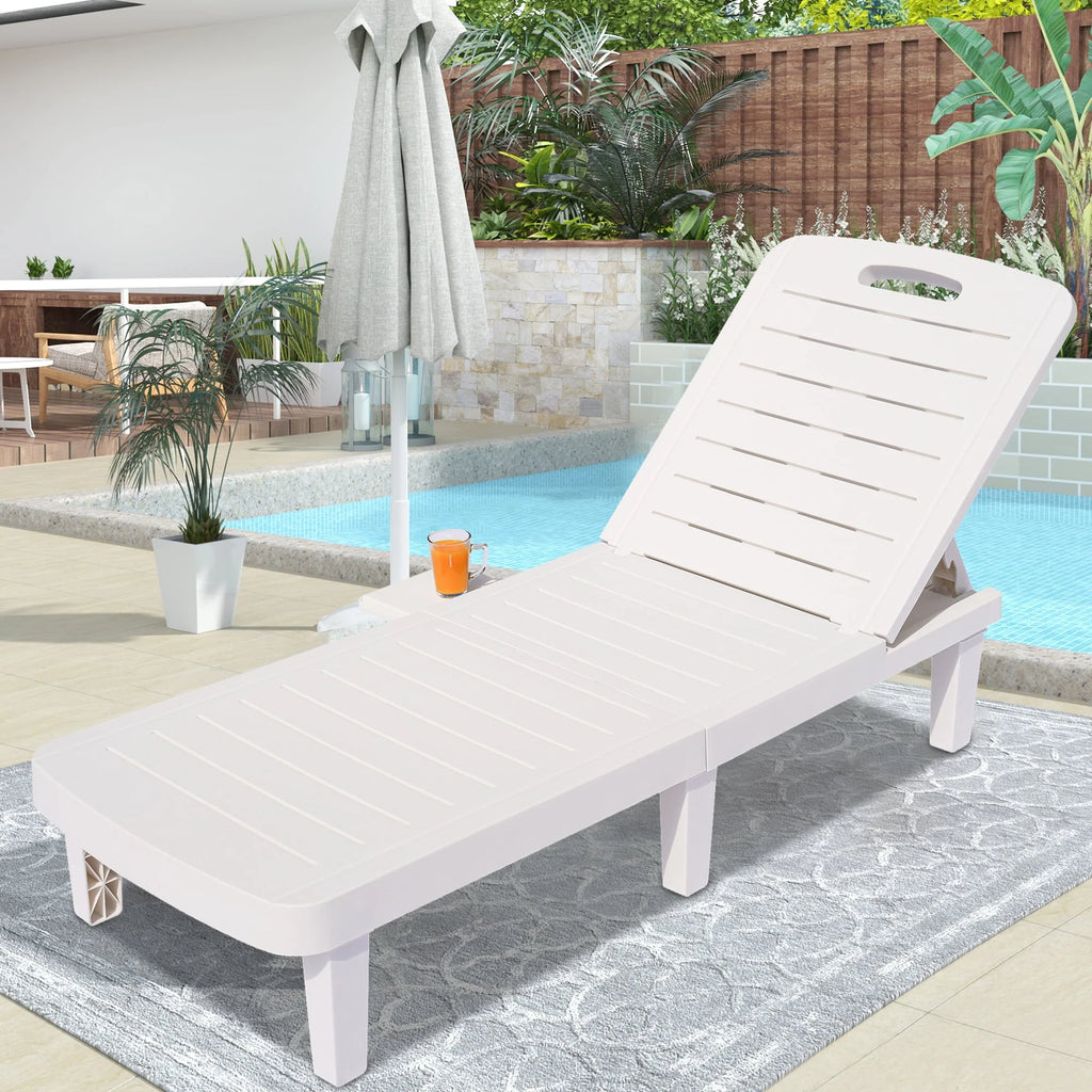 Lot de 2 fauteuils de jardin, chaise longue réglable avec table d’appoint, fauteuil inclinable d’extérieur pour bord de piscine, terrasse et jardin, design effet bois | Imperméable | Facile à monter | Poids max. 330 lb Blanc