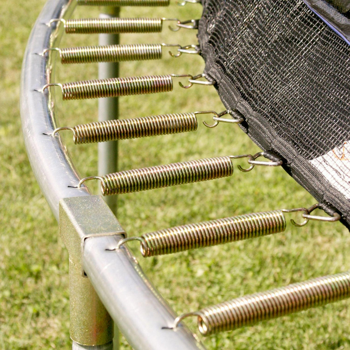 Trampoline rond Skywalker de 16 pieds avec filet et piquets coupe-vent - Bleu