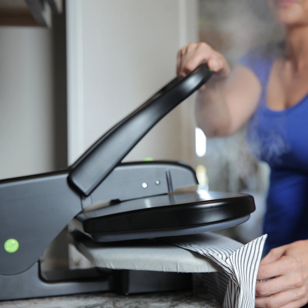 Presse à vapeur pour tissus de taille moyenne Steamfast SF-623, noire