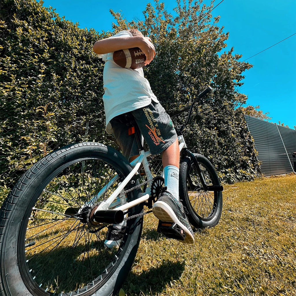 cubsala 20 Vélo BMX Freestyle pour enfants de 6 à 14 ans, garçons et filles, avec 4 cales, noir avec pneus rouges