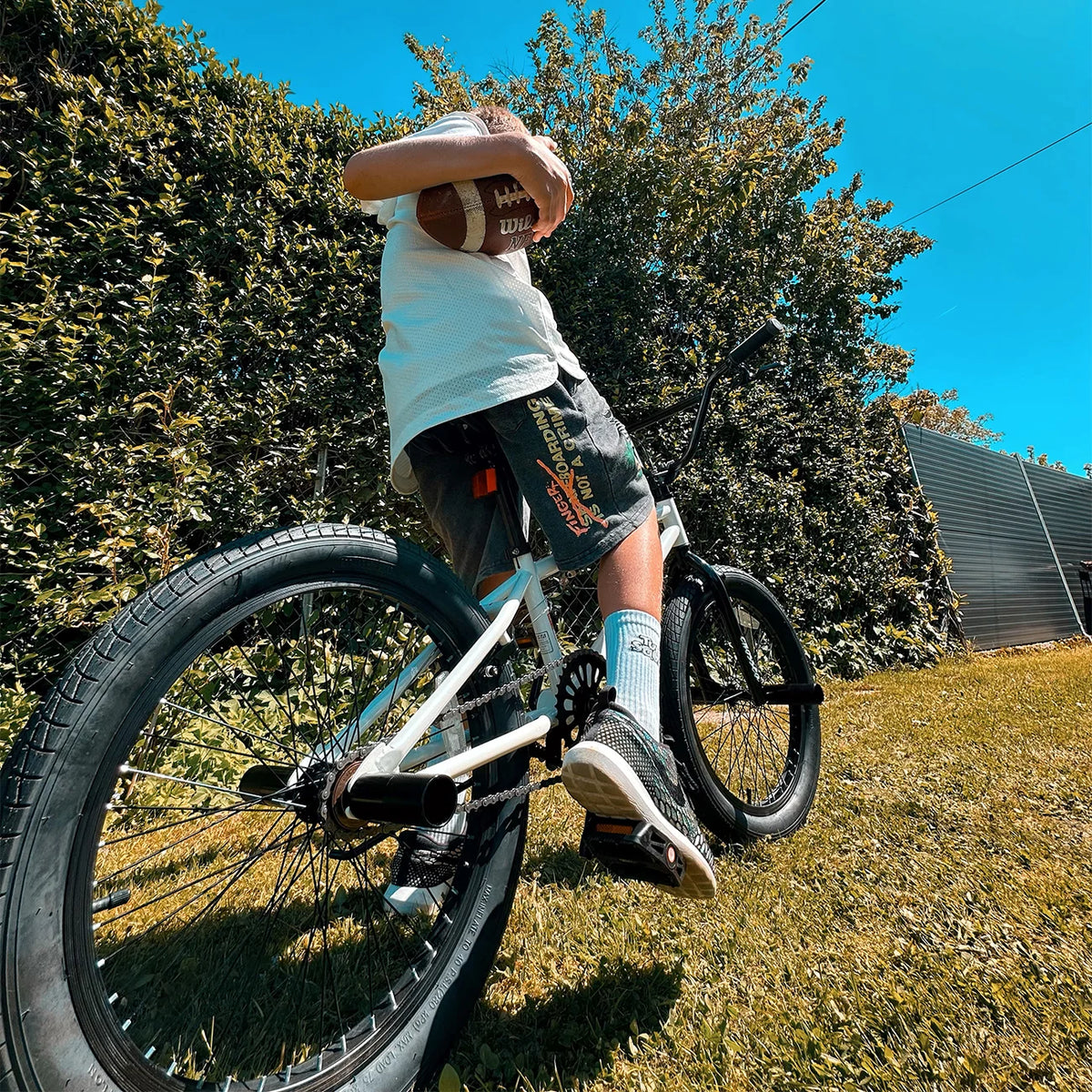 cubsala 20 Vélo BMX Freestyle pour enfants de 6 à 14 ans, garçons et filles, avec 4 cales, noir avec pneus rouges