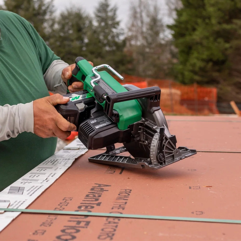 Scie circulaire Metabo HPT 36 V MultiVolt de 7-1/4 pouces à poignée arrière, conception légère, jusqu’à 500 coupes de 2x4 par charge, capacité d’angle d’onglet réglable de 53°, garantie à vie sur le corps de l’outil, C3607DWA