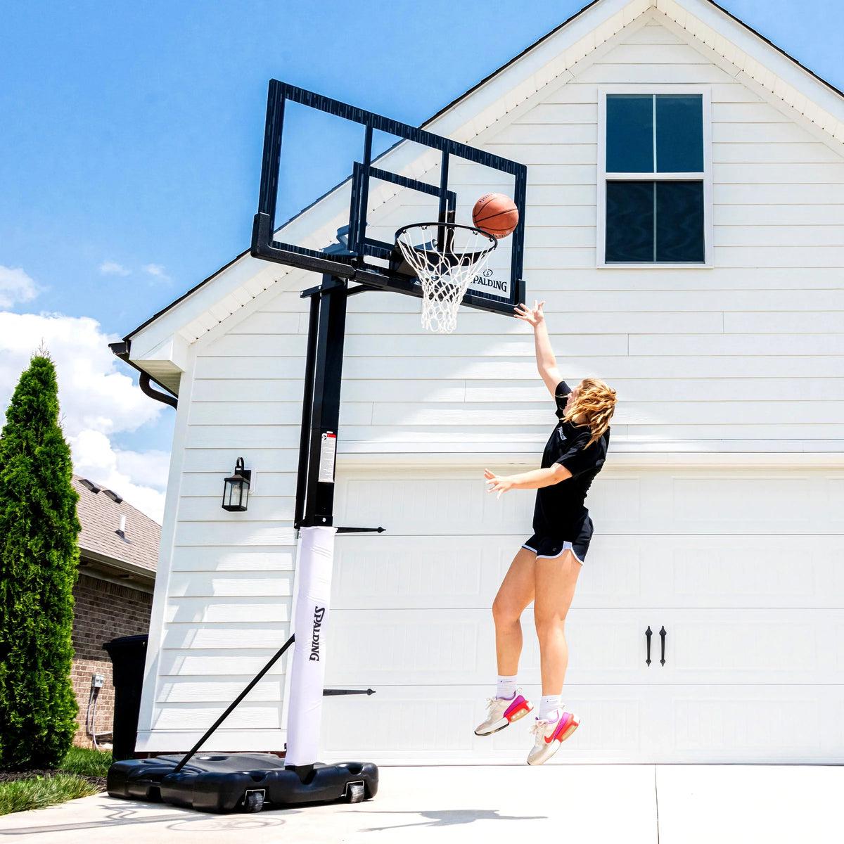 Panier de basketball portable Spalding de 152 cm avec panneau en acrylique, cric à vis et cercle Arena Slam – Jeu en extérieur