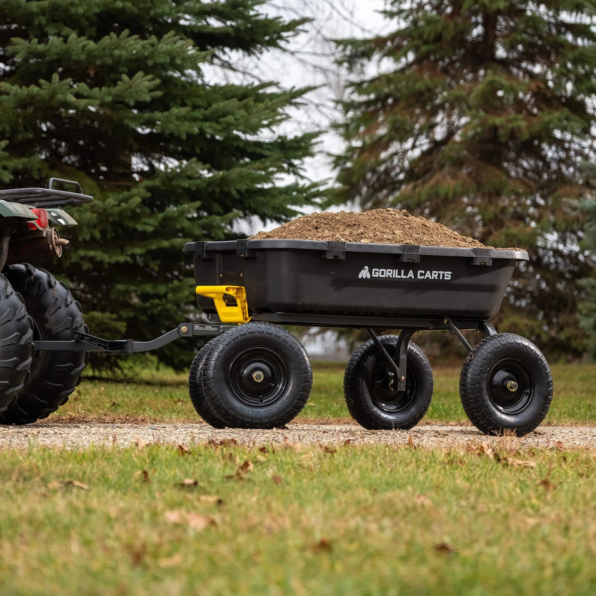 Chariot à benne Gorilla Carts en poly de 12 pi³, avec dispositif de dégagement rapide, capacité de 1 600 lb, noir