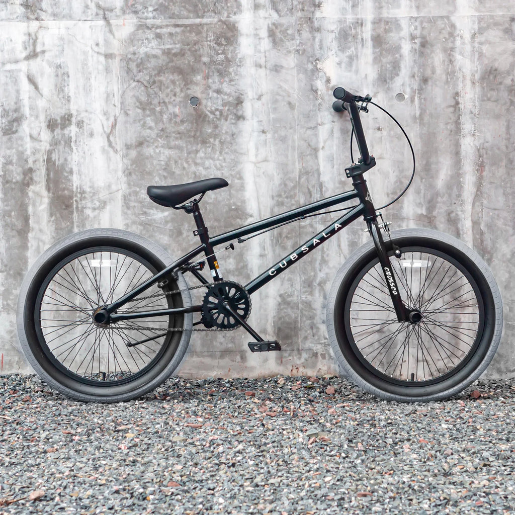 cubsala 20 Vélo BMX Freestyle pour enfants de 6 à 14 ans, garçons et filles, avec 4 cales, noir avec pneus rouges