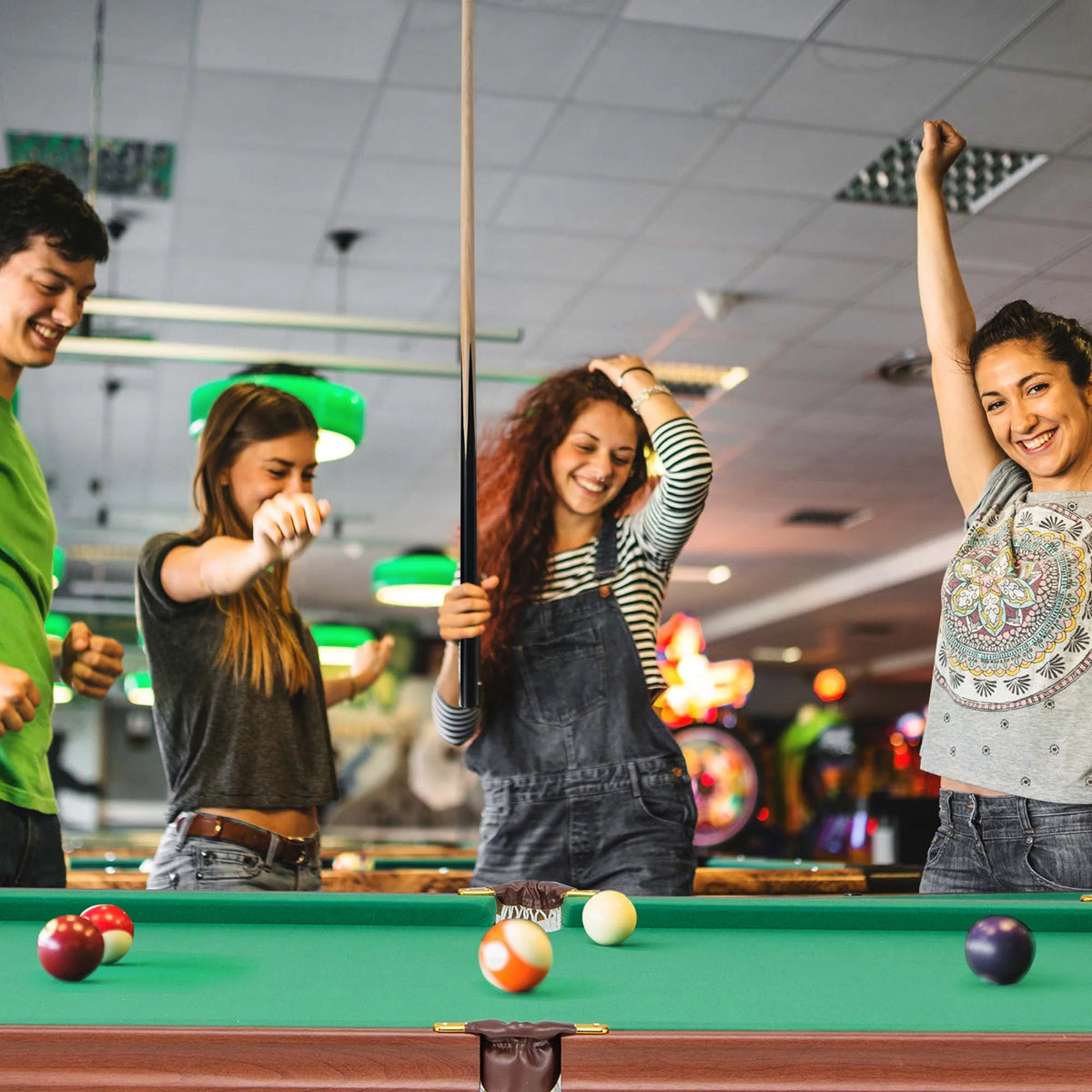 Ensemble de table de billard pliable Costway avec pieds pliables, pieds réglables, 2 queues de billard et 2 craies