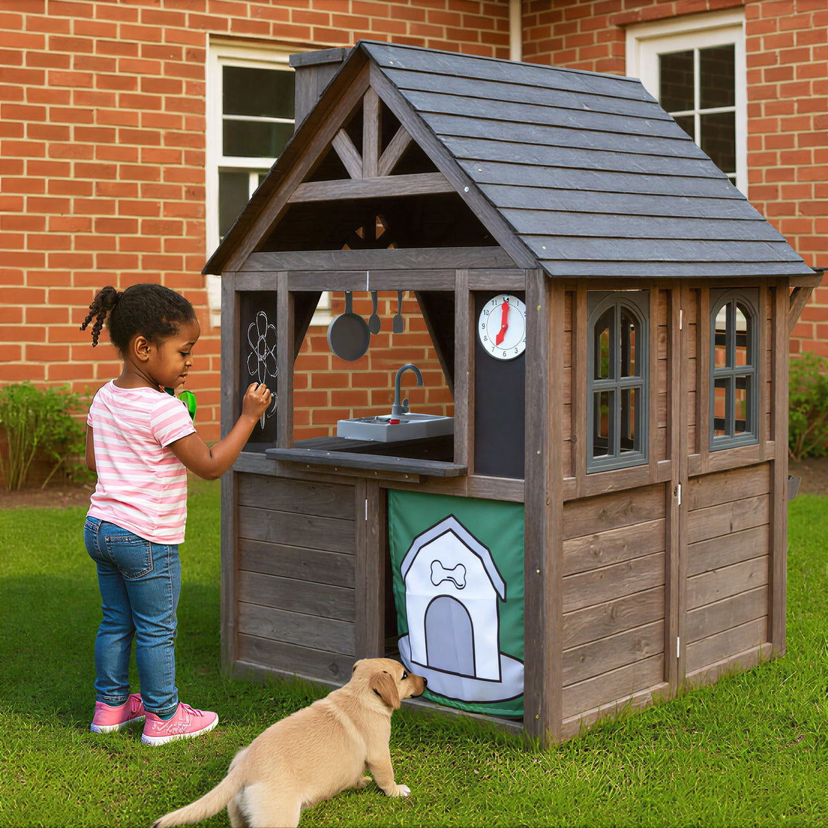 COCLUB Maison de jeu d’extérieur pour enfants de 4 à 8 ans, maison en bois avec sonnette, téléphone et jouets de cuisine, équipement de jeu extérieur pour enfants, maison pour filles (45L x 65H), blanc et noir