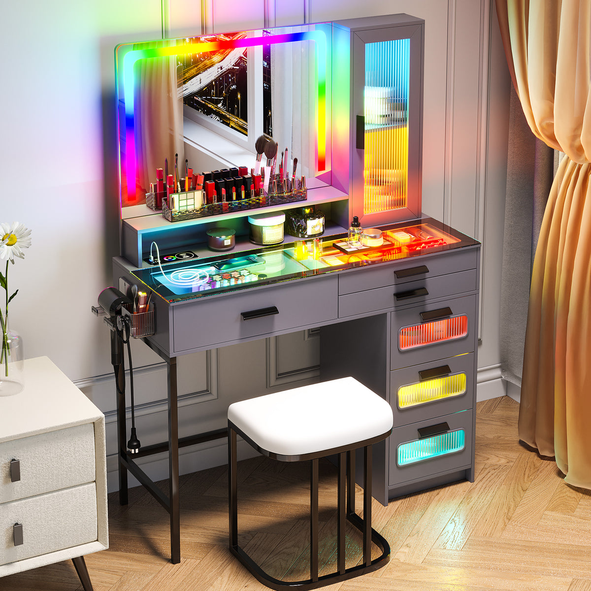 Coiffeuse HNEBC avec miroir et éclairage RGB, coiffeuse de maquillage avec plateau en verre, éclairage à détecteur automatique et charge sans fil, ensemble de coiffeuse avec tabouret rembourré, coiffeuse avec 6 tiroirs (blanc)