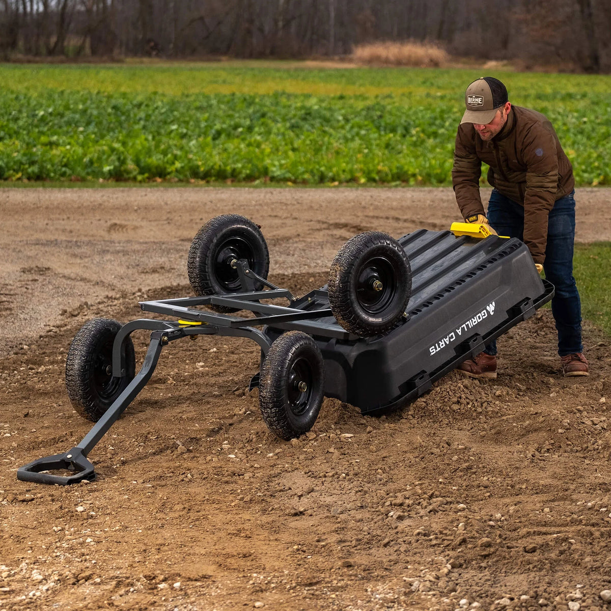 Chariot à benne Gorilla Carts en poly de 12 pi³, avec dispositif de dégagement rapide, capacité de 1 600 lb, noir