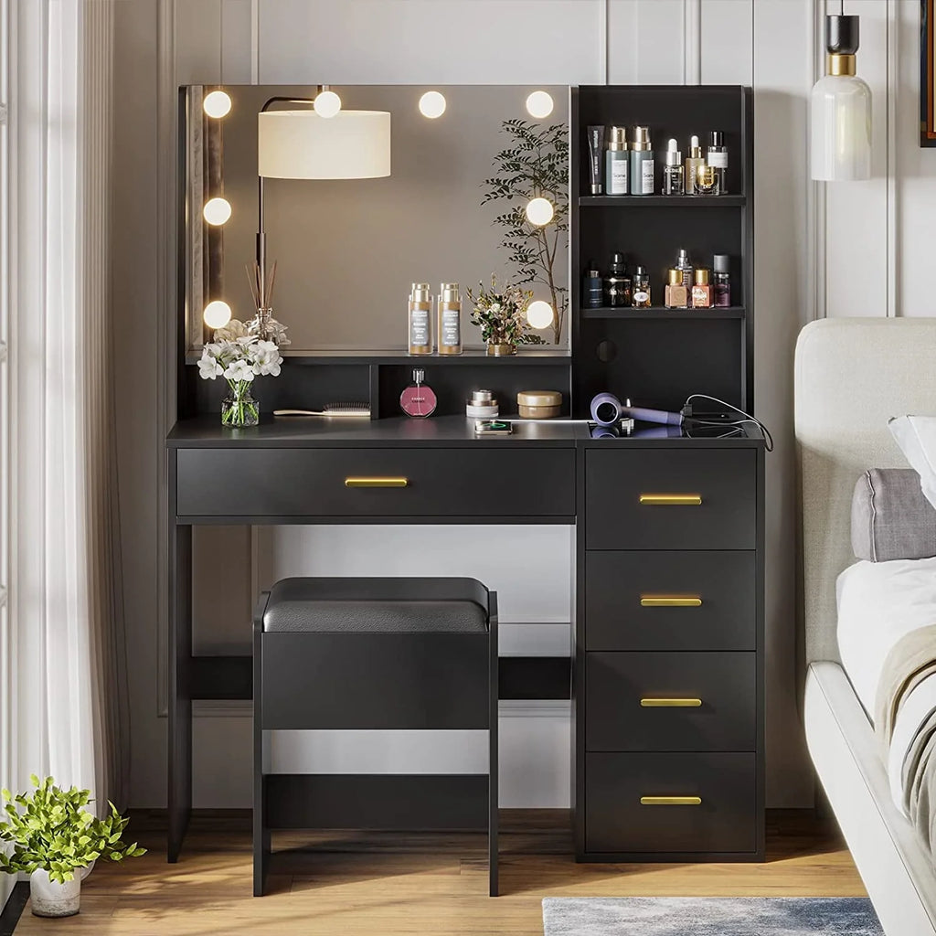 Coiffeuse noire avec lumières, station de recharge et tabouret rembourré, table de maquillage moderne avec tiroirs visibles et étagères de rangement ouvertes pour femmes et filles
